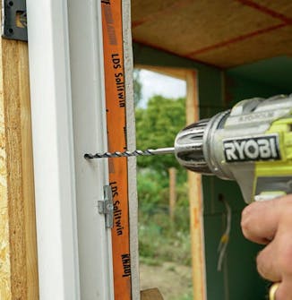 Isolert anneks: Ramme til dør i isolert anneks skrus fast Isolert anneks: Ramme til dør i isolert anneks skrus fast med karmskruer